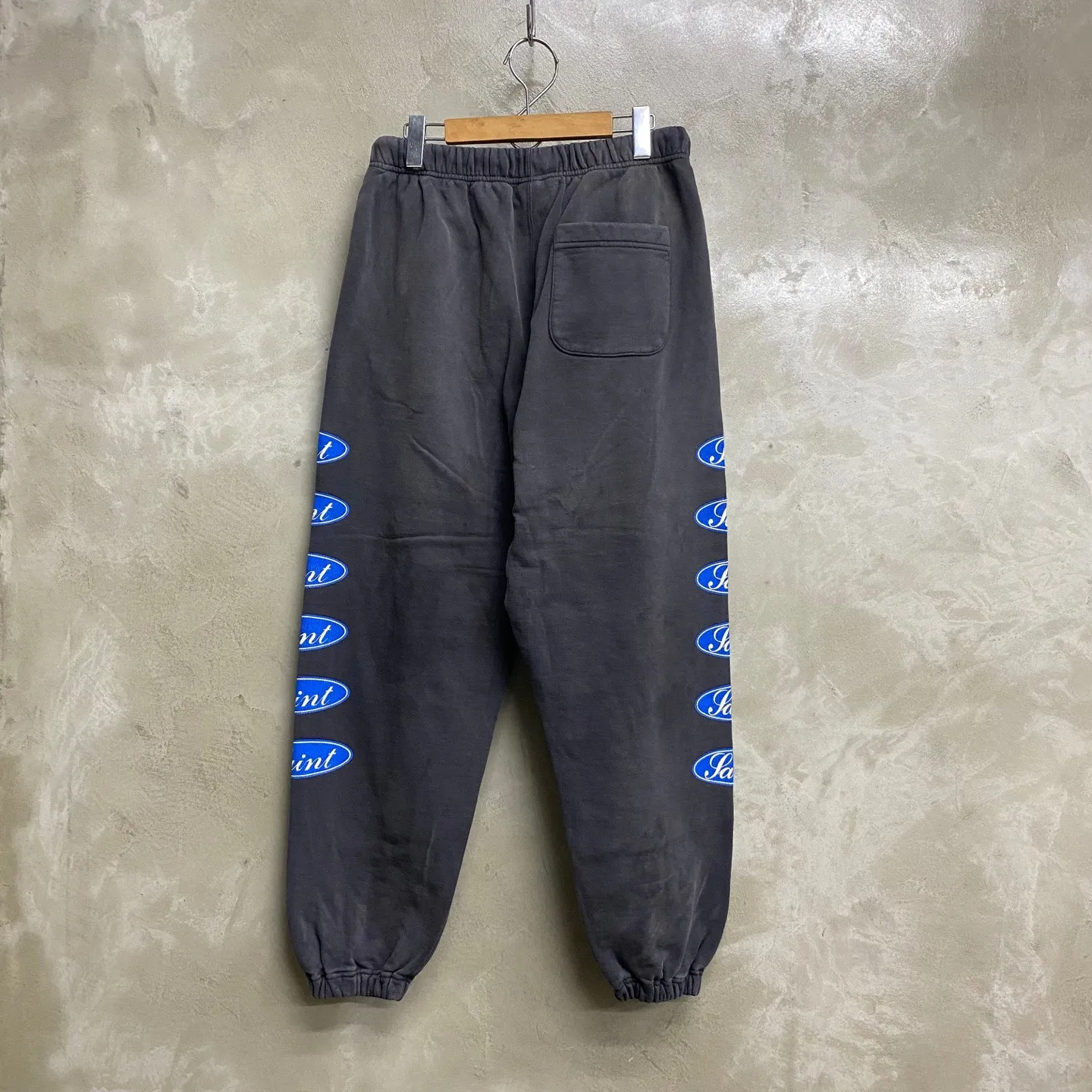 SAINT Mxxxxxx SWEAT PANTS/LOVE AMONG/BLK blue SAINT barrage sweatpants, washed black S-XL, top-notch printing and distressing process, very close to the original distressed feeling, Assute dyeing, whole piece sprayed with horse fade, wormhole destruction treatment, heavy fermentation washing to create NEW VINTAGE texture, factory four-needle and six-thread workmanship, no bone seams, correct main mark, wash mark